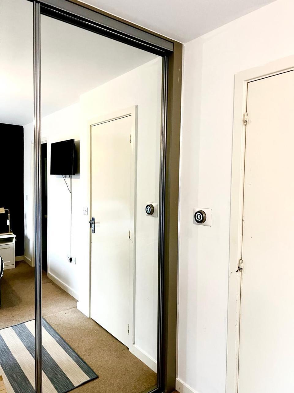 Dartford Kent Luxe Home -2 Mins From Dartford Crossing - Close To Town Centre & Station - 5 Bedroom Holiday Home - Fun Games & Free Parking-Sleeps 1 To 12 Екстер'єр фото