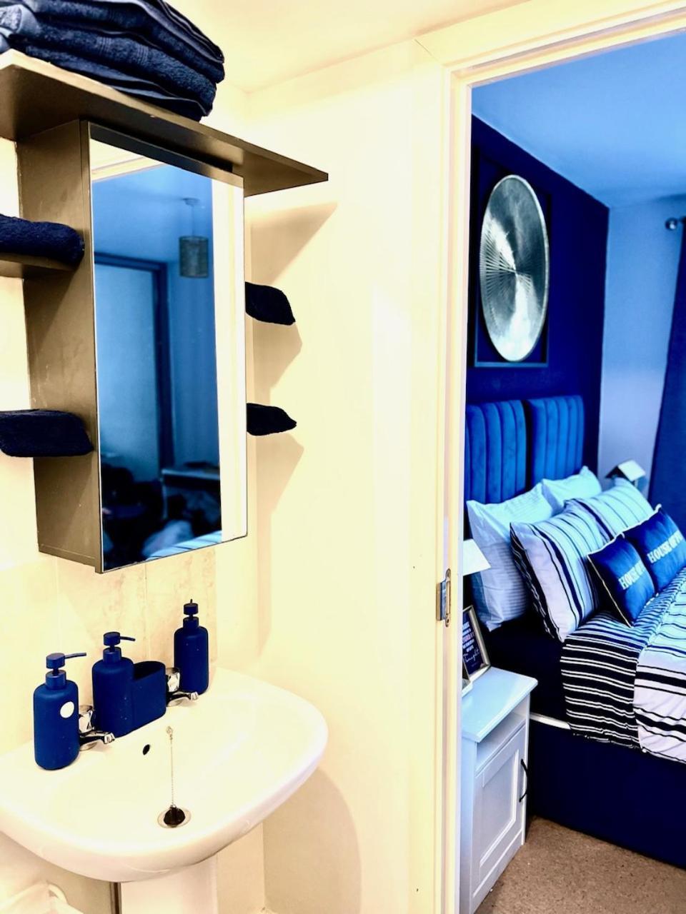 Dartford Kent Luxe Home -2 Mins From Dartford Crossing - Close To Town Centre & Station - 5 Bedroom Holiday Home - Fun Games & Free Parking-Sleeps 1 To 12 Екстер'єр фото