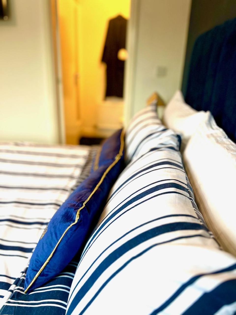 Dartford Kent Luxe Home -2 Mins From Dartford Crossing - Close To Town Centre & Station - 5 Bedroom Holiday Home - Fun Games & Free Parking-Sleeps 1 To 12 Екстер'єр фото