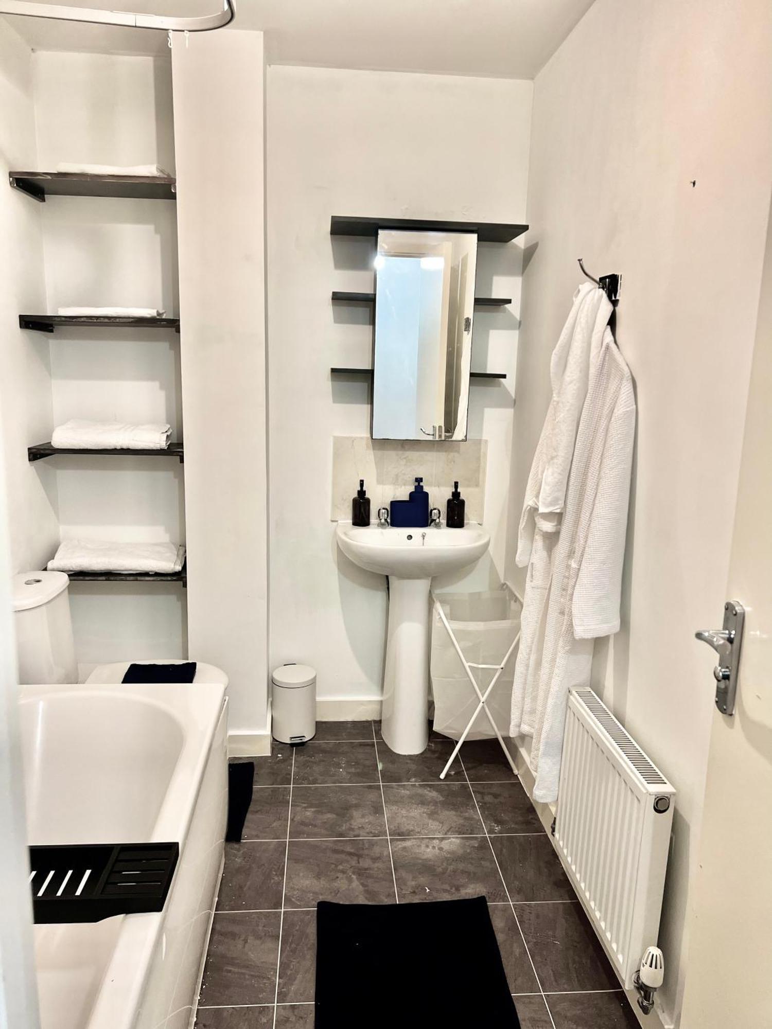 Dartford Kent Luxe Home -2 Mins From Dartford Crossing - Close To Town Centre & Station - 5 Bedroom Holiday Home - Fun Games & Free Parking-Sleeps 1 To 12 Екстер'єр фото