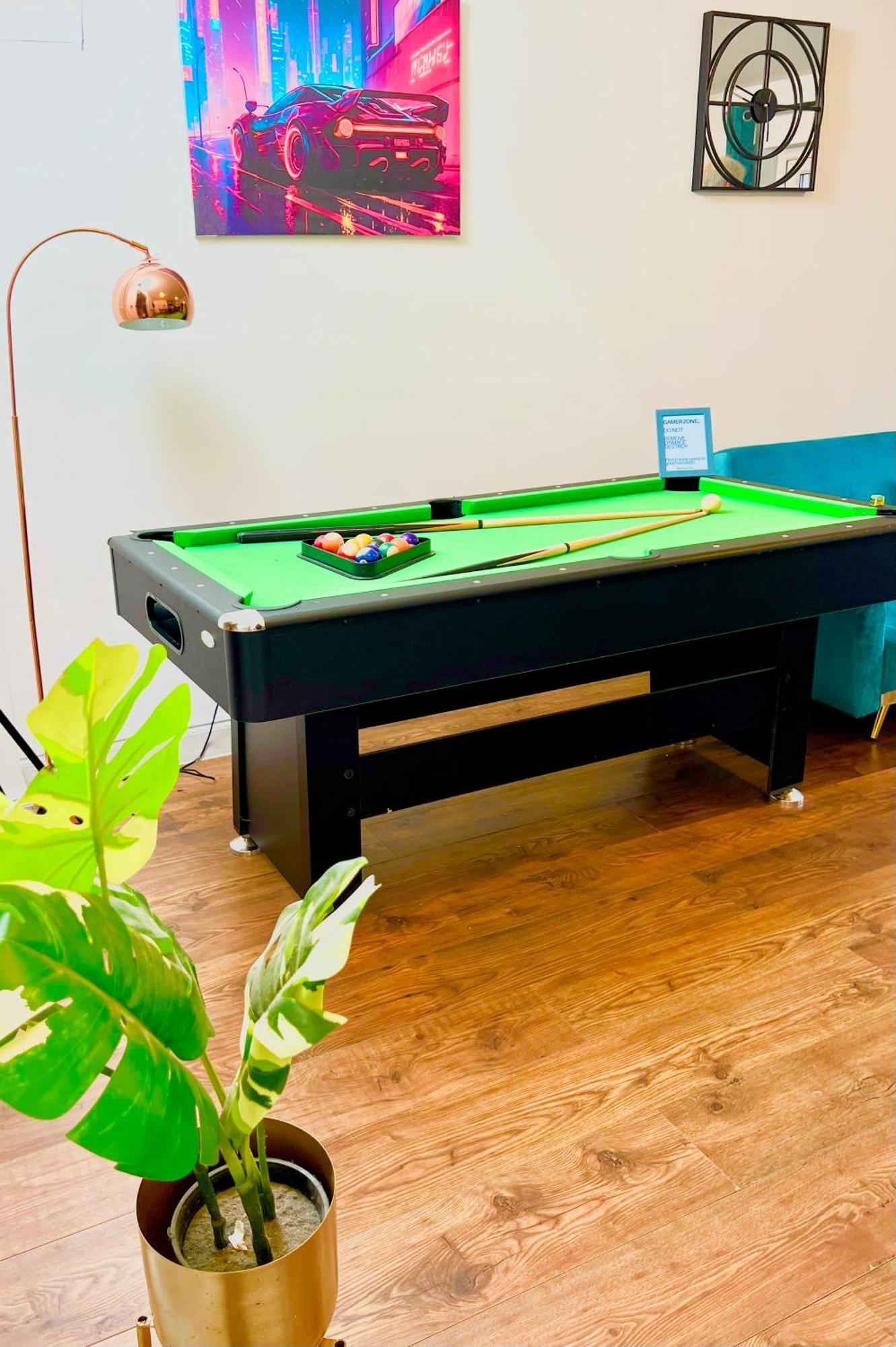 Dartford Kent Luxe Home -2 Mins From Dartford Crossing - Close To Town Centre & Station - 5 Bedroom Holiday Home - Fun Games & Free Parking-Sleeps 1 To 12 Екстер'єр фото