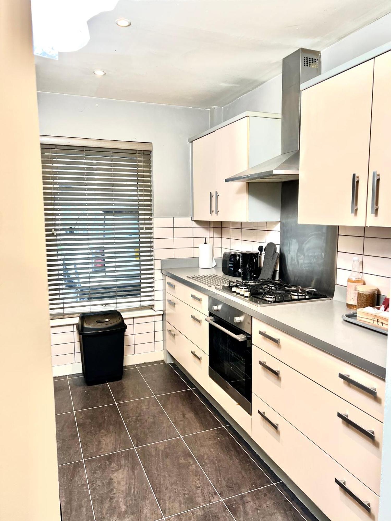 Dartford Kent Luxe Home -2 Mins From Dartford Crossing - Close To Town Centre & Station - 5 Bedroom Holiday Home - Fun Games & Free Parking-Sleeps 1 To 12 Екстер'єр фото
