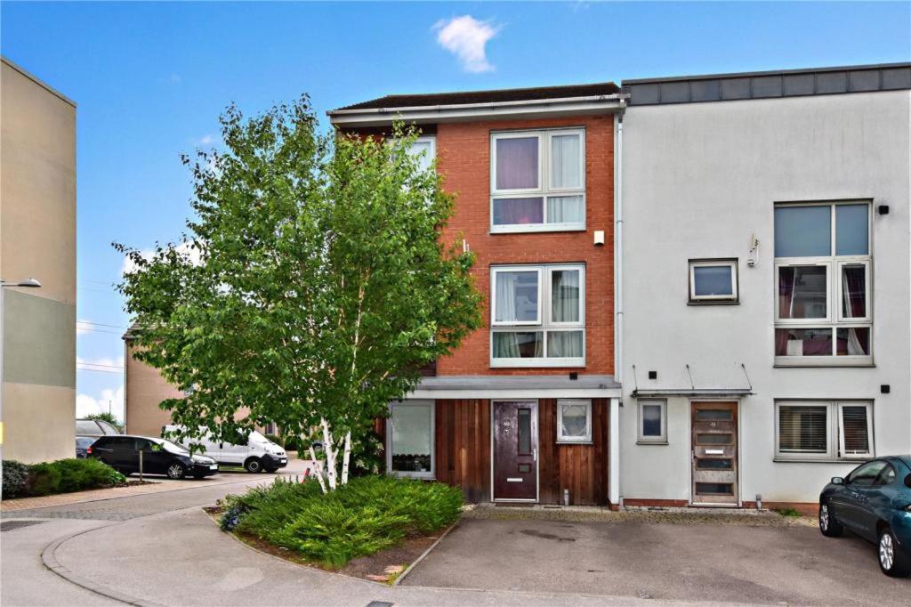 Dartford Kent Luxe Home -2 Mins From Dartford Crossing - Close To Town Centre & Station - 5 Bedroom Holiday Home - Fun Games & Free Parking-Sleeps 1 To 12 Екстер'єр фото