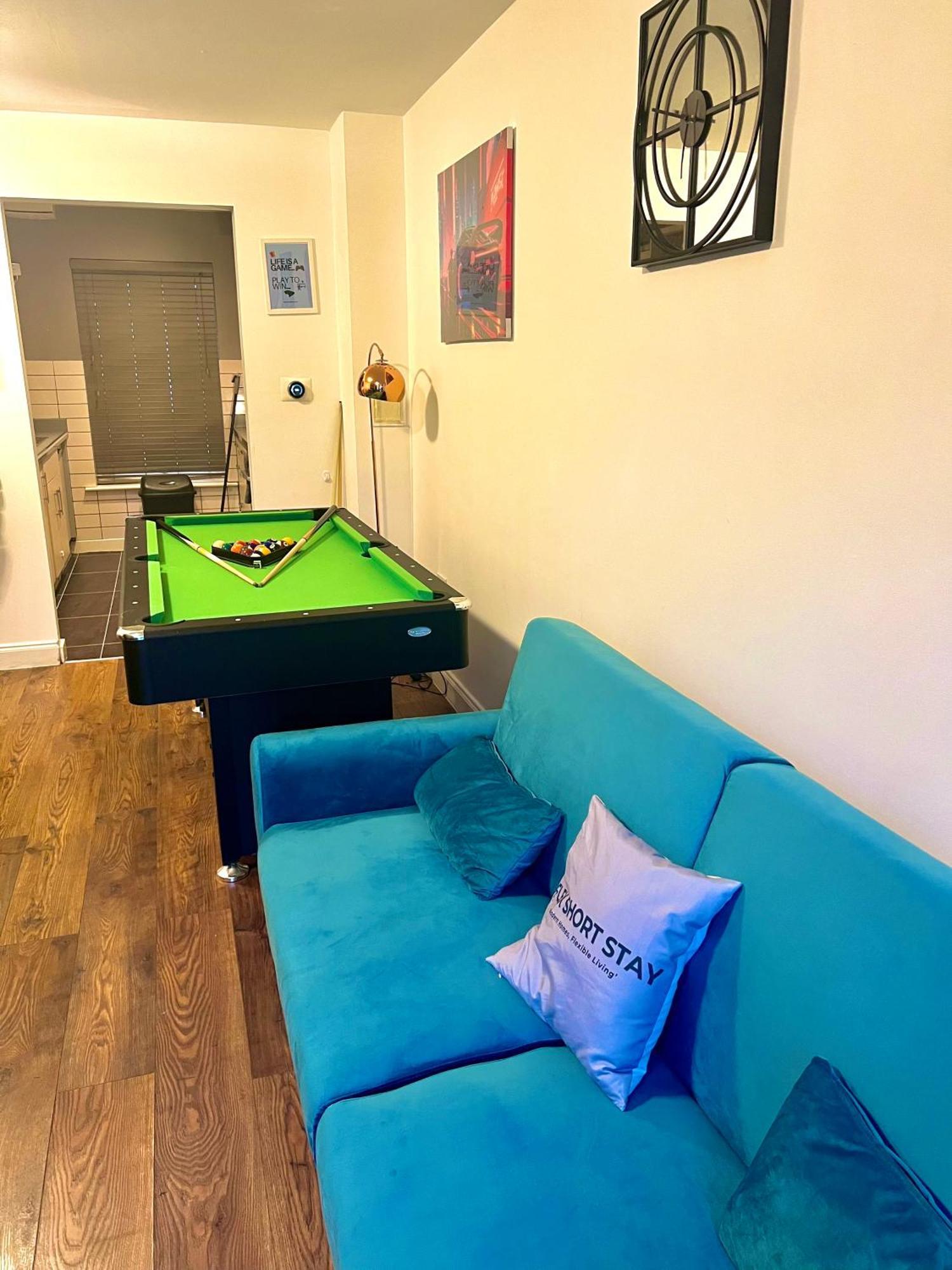 Dartford Kent Luxe Home -2 Mins From Dartford Crossing - Close To Town Centre & Station - 5 Bedroom Holiday Home - Fun Games & Free Parking-Sleeps 1 To 12 Екстер'єр фото