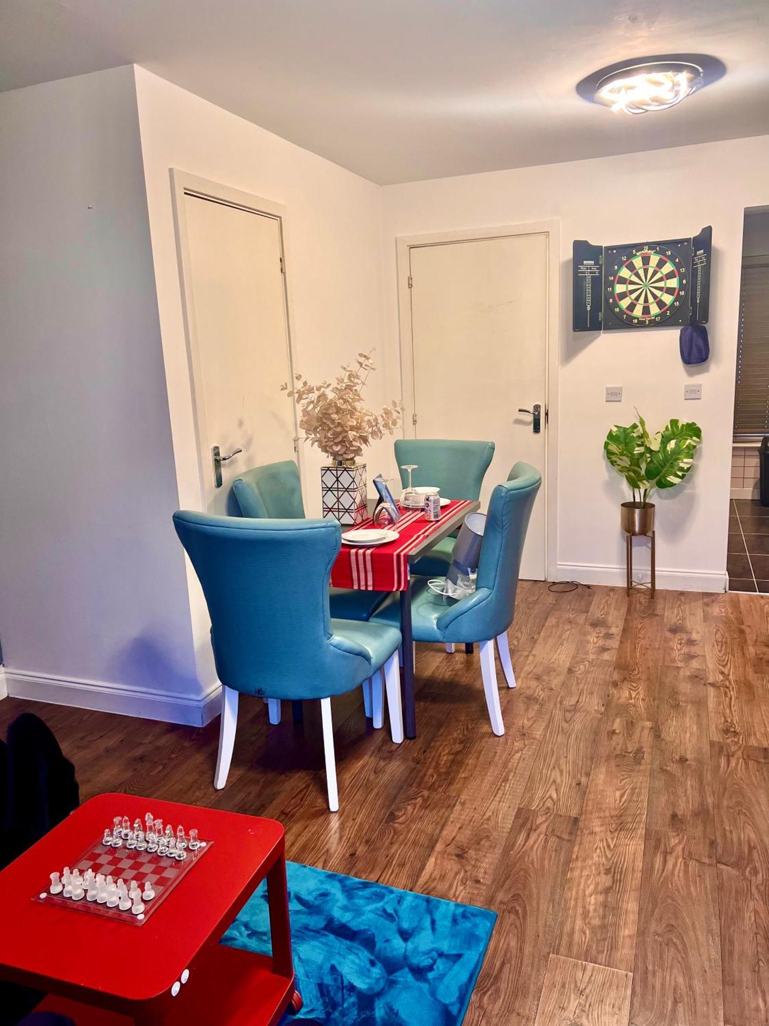 Dartford Kent Luxe Home -2 Mins From Dartford Crossing - Close To Town Centre & Station - 5 Bedroom Holiday Home - Fun Games & Free Parking-Sleeps 1 To 12 Екстер'єр фото